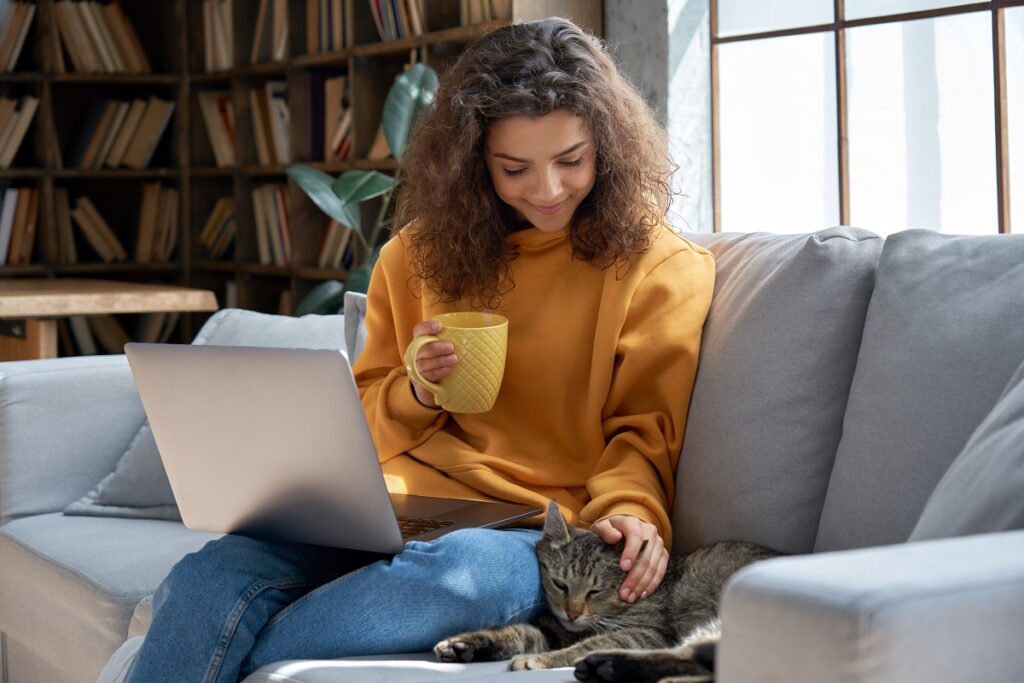 étudiante avec un chat