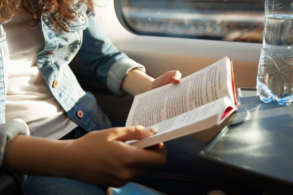 femme lecture dans le train