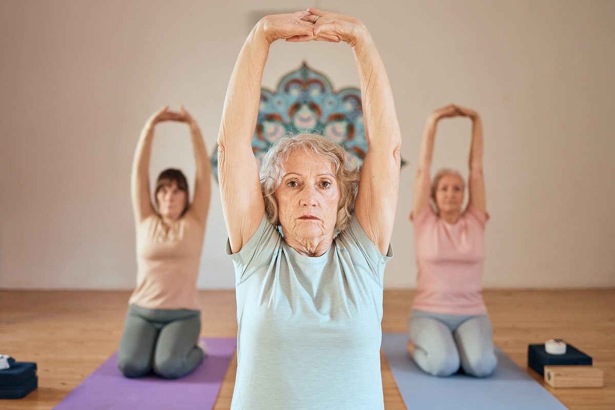 femme âgée yoga