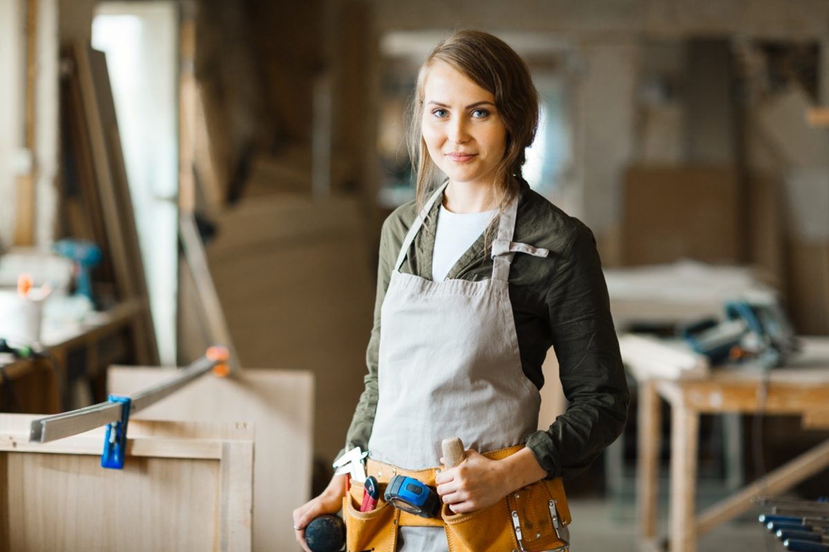 femme avec outils de bricolage