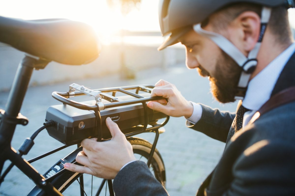 homme velo electrique