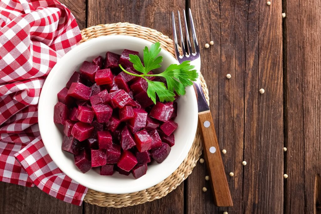 assiette de betterave rouge en dés