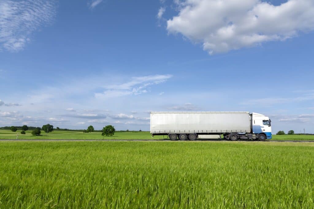 camion de marchandises sur la route