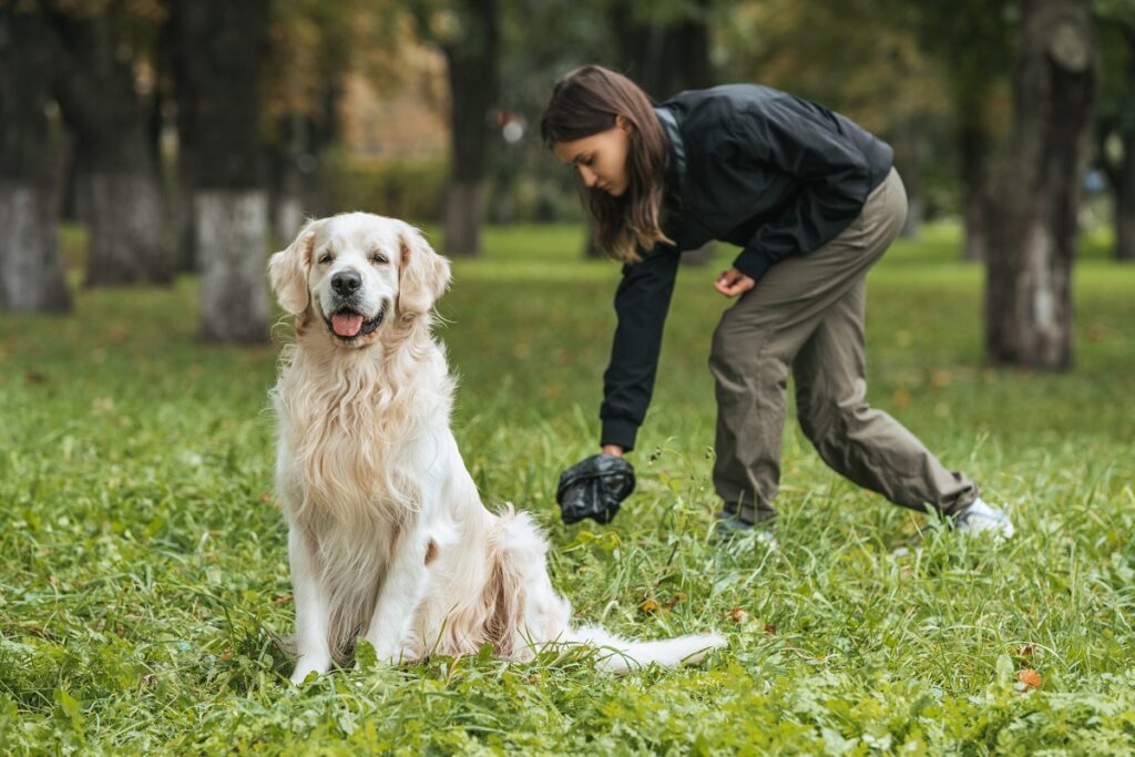 femme ramasse crotte chien