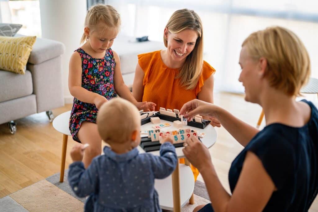 famille joue à un jeu de société d'occasion