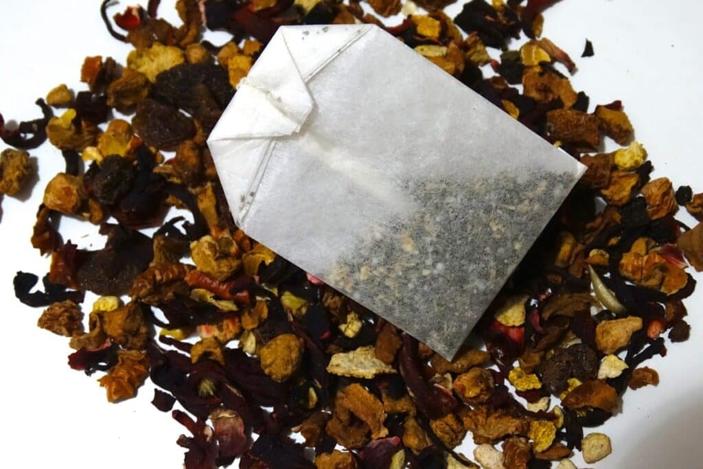 feuilles de thé et sachet de thé