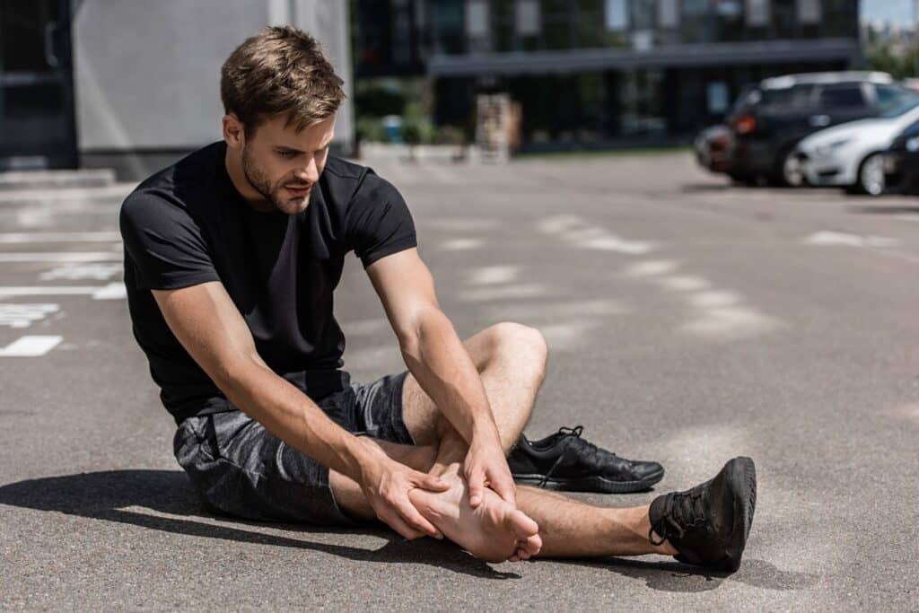 homme blessure au pied