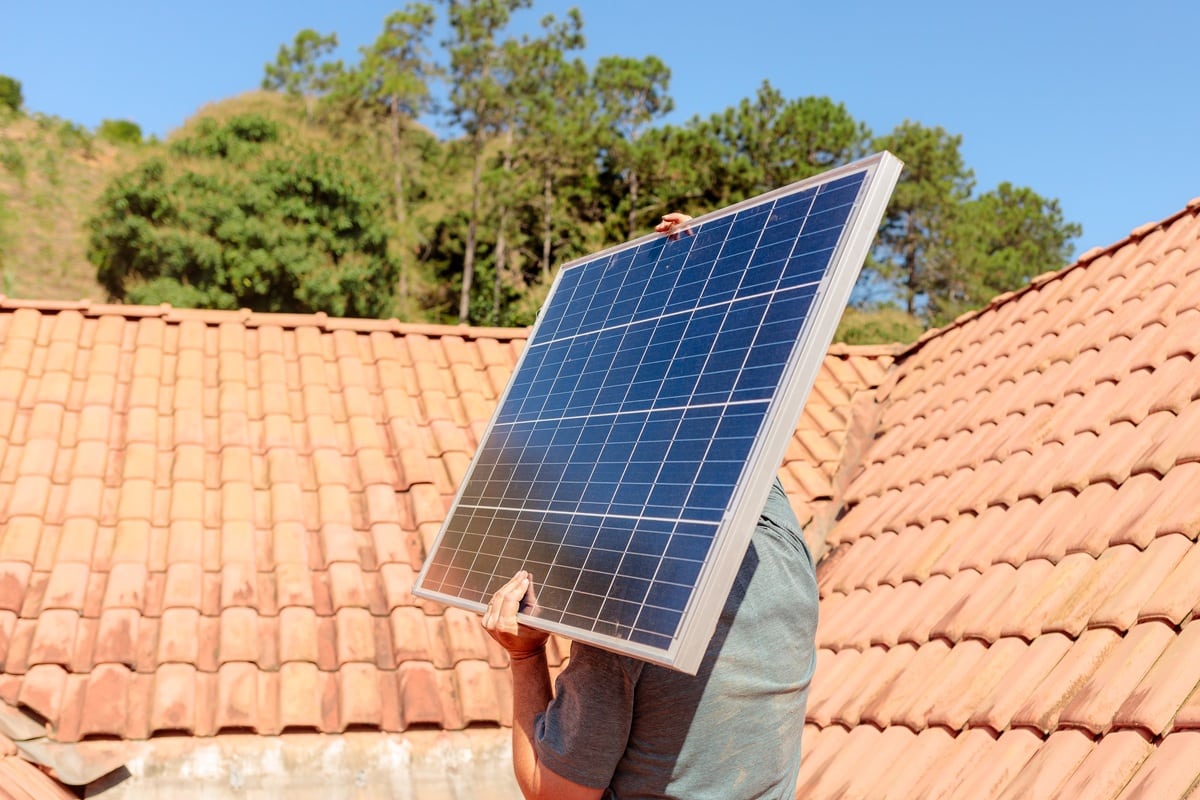 installation panneau solaire sur un toit
